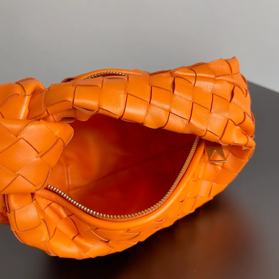 Batch 1120 Bottega veneta͙.——The latest braided and knotted hobo🔥 The top-grade lambskin leather is very soft, the bag shape is unique, practical and durable. It retains the traditional weaving elements while being a bit more flamboyant ~ Made of hand-woven sheepskin, zipper opening and closing, curved seamless structure, effortless to match. Highly recommended⚠️⚠️⚠️ The highest-end in the market🌈 Welcome to compare [Factory equipped with full package] size: 23x15x5cm.   Model: 651876